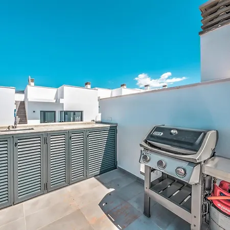 New Luxurious House With Rooftop Terrace And Pool Vakantiehuis